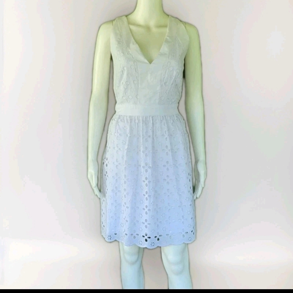 Elegant White Sleeveless Dress